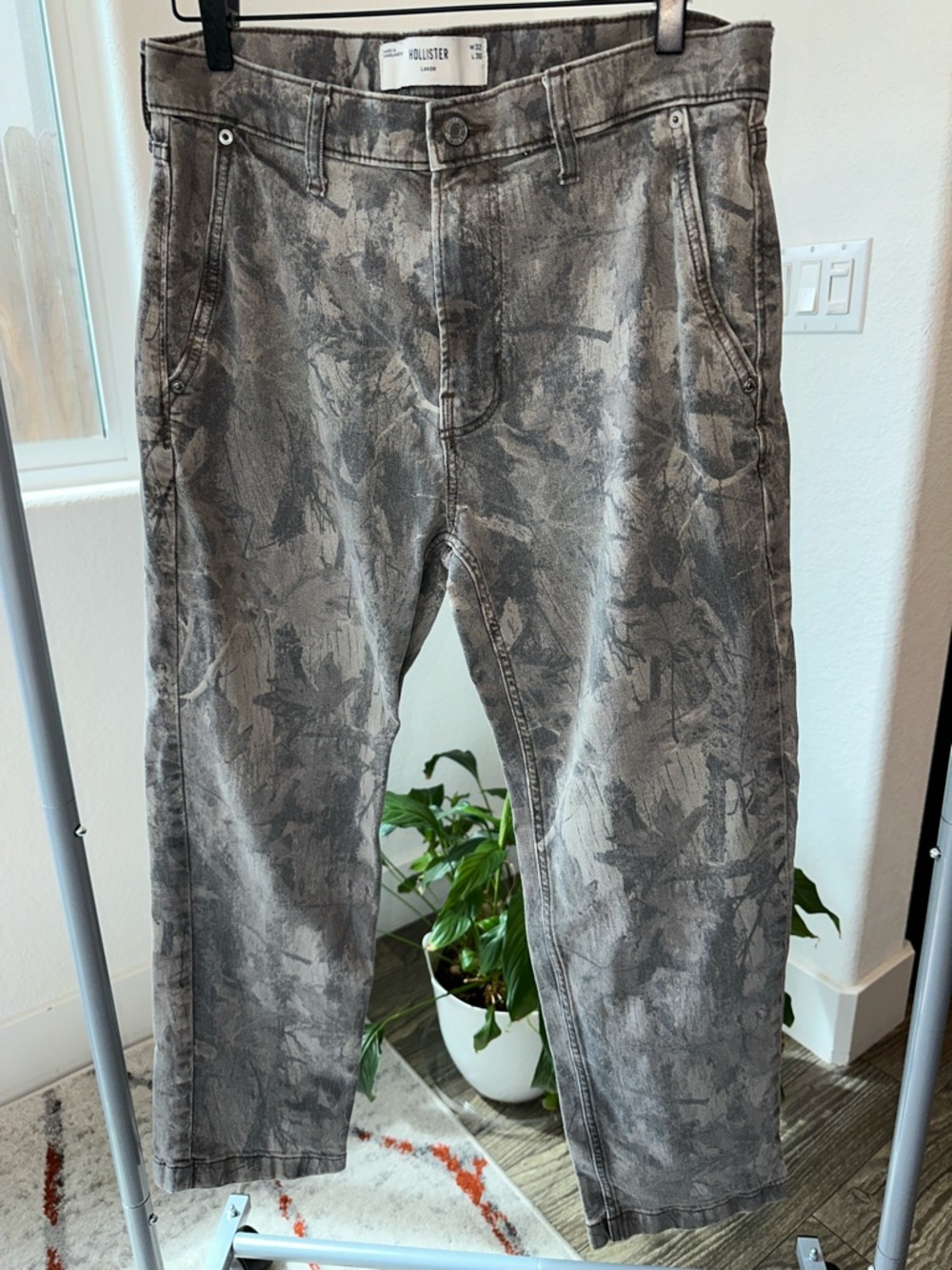 Hollister Men's Gray Washed Abstract-Print Jeans